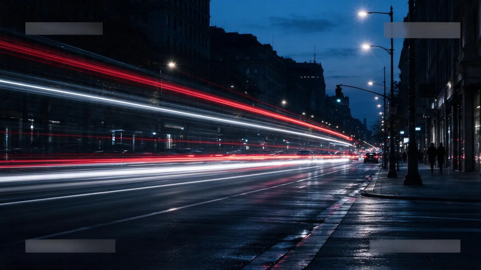 Ảnh minh hoạ Chụp ảnh đêm (night photography): ảnh phố đêm giờ xanh với vệt đèn xe dài do phơi sáng trên chân máy, kèm thông số chụp