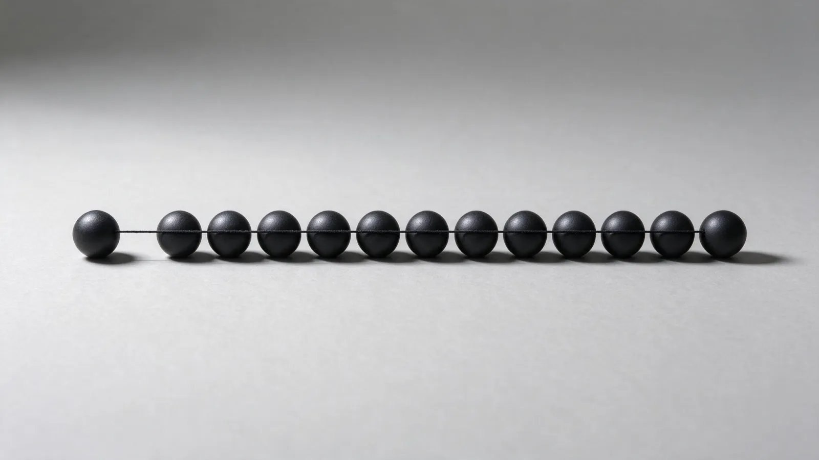 Ảnh minh hoạ Kết nối đồng nhất (uniform connectedness): hàng chấm tròn cách đều, trong đó hai chấm ở xa nhau được nối bằng một đường kẻ và trở thành một cặp